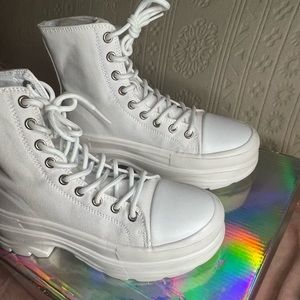 BERNESS SNEAKERS STLYE BELLE. COLOR WHITE. SIZE 6